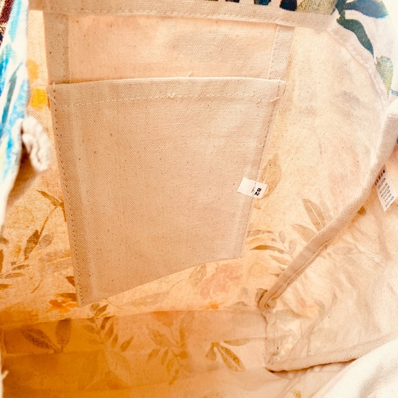 🎁Sold🎁Ecco lo Gorgeous Floral Canvas Pompom Shopping Tote bag.Made in India - Picture 4 of 9